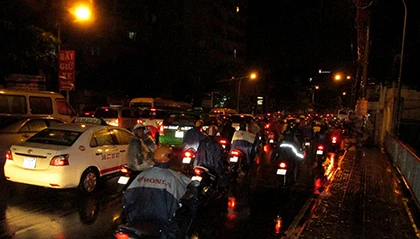 Mưa giông lớn khiến TP.HCM ngập trên diện rộng ảnh 5