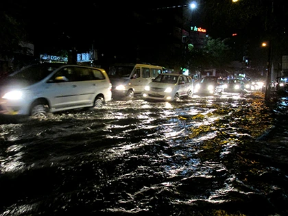 Mưa giông lớn khiến TP.HCM ngập trên diện rộng ảnh 8