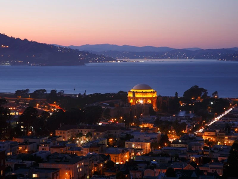 Từ đây, chúng ta có thể nhìn thấy cầu Cổng vàng, đảo Alcatraz và Cung điện Nghệ thuật.