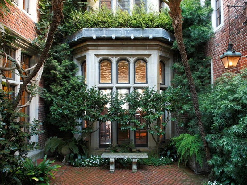 Trên tầng thượng là phòng spa.