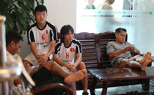 HLV Thái Lan ngồi bỏ chân lên bànbất lịch sự và không muốn các cầu thủ Việt Nam ngồi cạnh. Ảnh: Đức Đồng. DONG8812-6986-1408766193.jpg