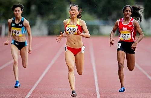 VĐV Vũ Thị Hương lập cú đúp vô địch cự ly 100 m và 200m nữ tại giải điền kinh Singapore mở rộng. Ảnh: SAA. 10615377-809456849075057-78363-4629-3589