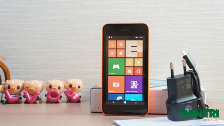 Máy chỉ đi kèm sạc và thiếu tai nghe cũng như cáp kết nối