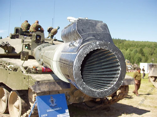 Khi tác chiến trong môi trường "bất đối xứng", Chanllenger-2 mang theo giáp bổ sung tăng cường khả năng sống sót trước các loại vũ khí chống tăng các nhân. Ổn định, vững chắc và to lớn - đó là ấn tượng về Chanllenger-2. Dòng xe tăng hiện đại duy nhất trên thế giới còn sử dụng nòng pháo có khương tuyến.