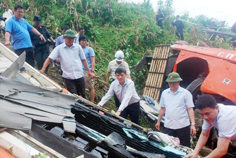 Hình ảnh, xe khách, nát vụn, vực sâu 200m