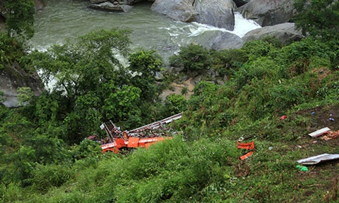 Hình ảnh, xe khách, nát vụn, vực sâu 200m