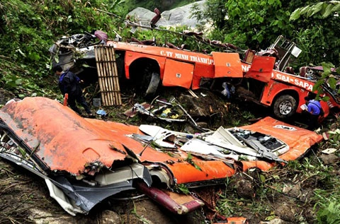 Hình ảnh, xe khách, nát vụn, vực sâu 200m