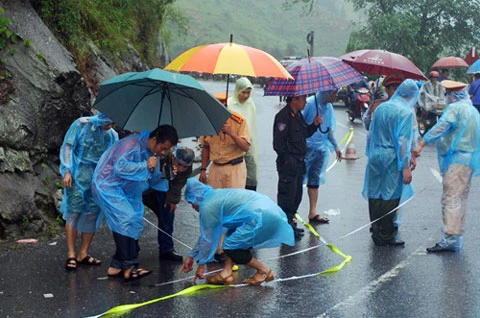 Hình ảnh, xe khách, nát vụn, vực sâu 200m