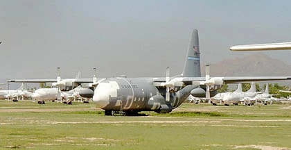 Chiến đấu cơ hiện đại F-16 của Mỹ bị gió thổi bay ảnh 10