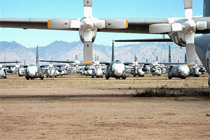 Chiến đấu cơ hiện đại F-16 của Mỹ bị gió thổi bay ảnh 5