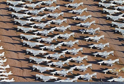 Chiến đấu cơ hiện đại F-16 của Mỹ bị gió thổi bay ảnh 6