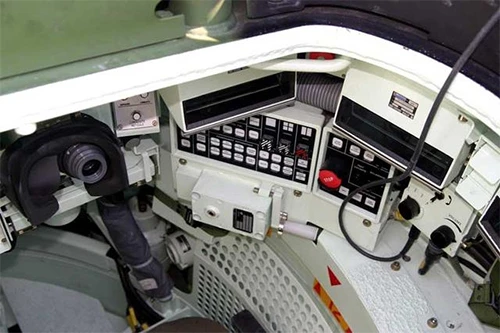 Leclerc là một những biểu tượng của ngành công nghiệp quốc phòng Pháp với nhiều tính năngkhiến quân đội các quốc gia khác "ghen tỵ" Điểm yếu duy nhất của xe tăng Leclerc là giá thành quá cao. Khoang điều khiển hiện đại của xe tăng Leclerc