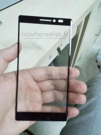 Hình ảnh linh kiện mặt trước được in logo của Microsoft, thay cho Nokia như trước đây