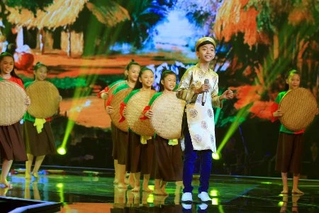 Minh Tài mở màn rộn ràng với Ngày đá đơm bông