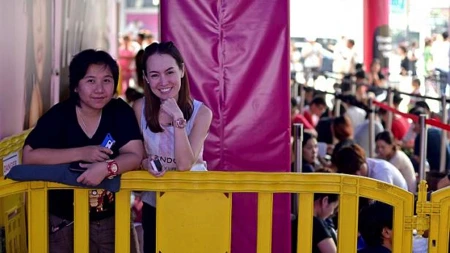 Các tín đồ tại Singapore tìm thú vui trong thời gian chờ đợi Apple Store mở cửa.