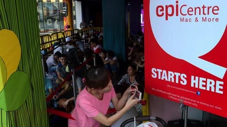 Các tín đồ tại Singapore tìm thú vui trong thời gian chờ đợi Apple Store mở cửa.
