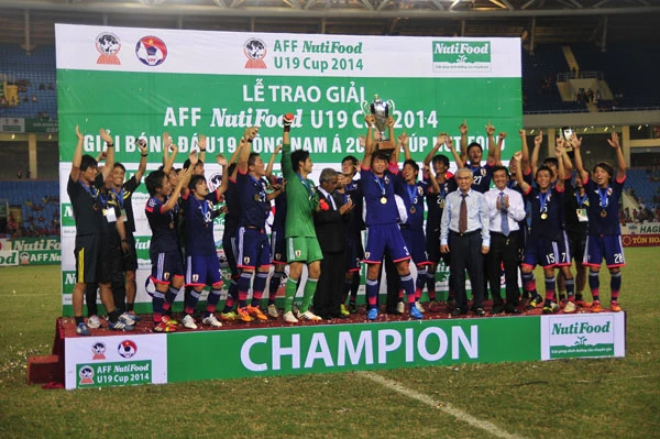 U19 Nhật Bản trong lễ đăng quang giải U19 Đông Nam Á 2014