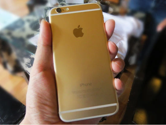 iPhone 6 và 6 Plus bản màu vàng vẫn có giá cao hơn loại màu khác từ 300.000 - 1 triệu đồng tuỳ nơi. Ảnh: Nguyên Đức.