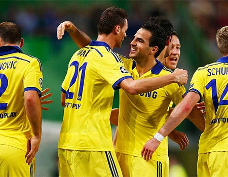 Fabregas và Matic ăn mừng cùng đồng đội sau tình huống Chelsea ghi bàn