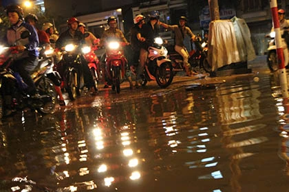 Đường phố Sài Gòn chìm trong 'biển nước' sau cơn mưa lớn ảnh 3