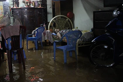 Đường phố Sài Gòn chìm trong 'biển nước' sau cơn mưa lớn ảnh 8