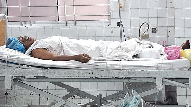 Cha: anh Nam tại khoa hồi sức cấp cứu Bệnh viên Đa khoa An Giang - Ảnh: Thoại Sơn