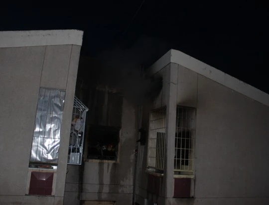 Khói bốc lên nghi ngút