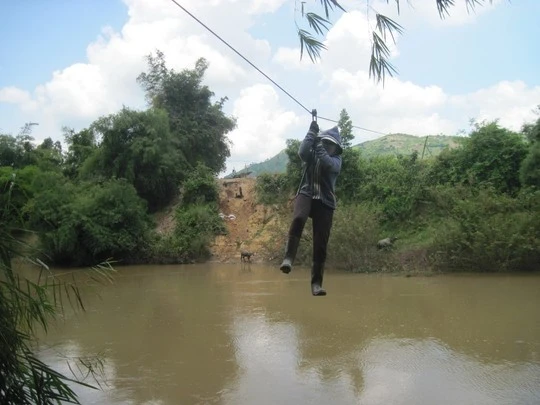 Đu cáp treo qua sông, một người tử nạn