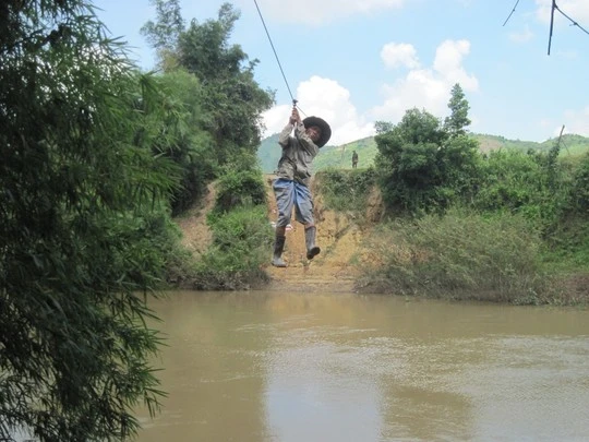 Hàng ngày, hàng trăm lượt người qua lại trên chiếc cáp treo này.