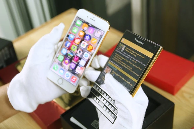 Độ vàng 24K cho BlackBerry Passport ảnh 1