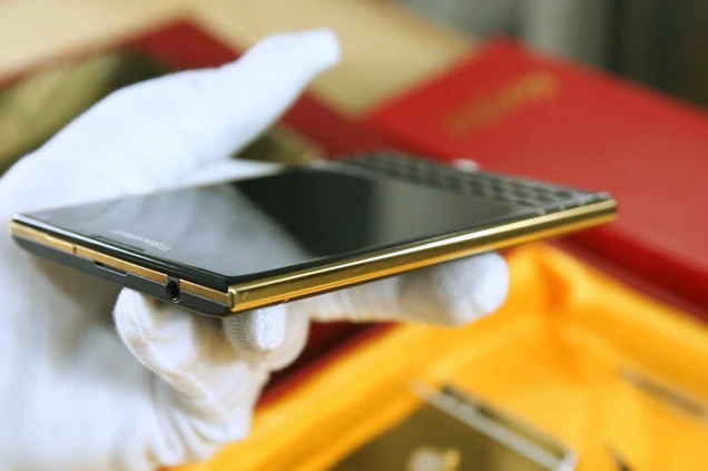 Độ vàng 24K cho BlackBerry Passport ảnh 8