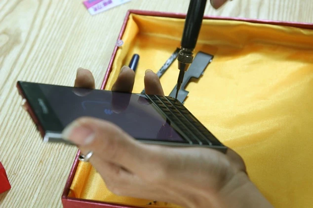 Độ vàng 24K cho BlackBerry Passport ảnh 2