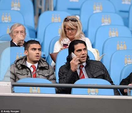 Falcao và Ferguson 'mừng mừng tủi tủi'' trong ngày M.U bại trận derby ảnh 2