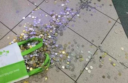 Túi tiền xu mà cửa hàng Mobile Air vứt xuống sàn nhà và yêu cầu khách hàng tự nhặt.