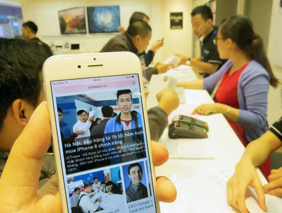 Những khách hàng đầu tiên nhận máy.