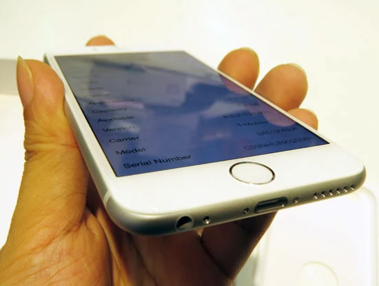 Phím Home tích hợp cảm biến vân tay.