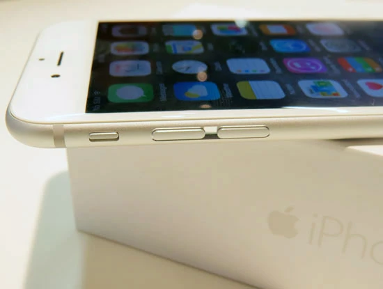 Cạnh trái của máy với phim điều chỉnh âm lượng.