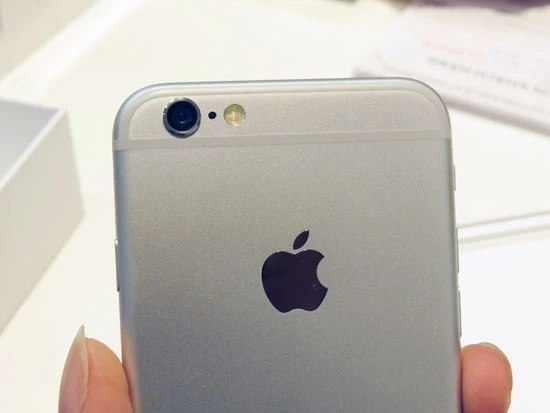 Camera kèm đèn flash trợ sáng.