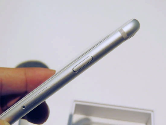 Cạnh phải đượcbố trí phím nguồn và khe cắm thẻ SIM.