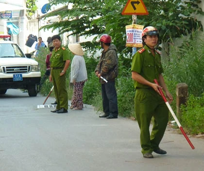Bắt đối tượng cầm mã tấu chém công an, ôm bình gas cố thủ ảnh 1