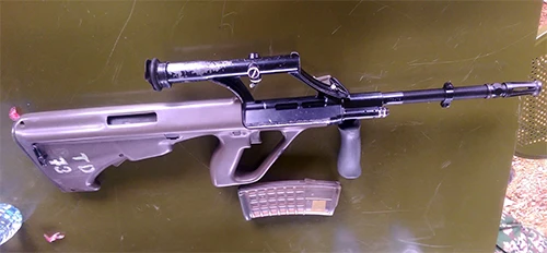 Súng trường Steyr AUG. Xạ thủ Ma-lai-xi-a trang bị súng trường Steyr AUG thi đấu tại AARM-24