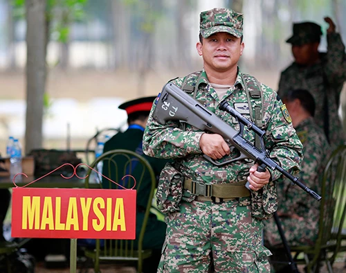 Súng trường Steyr AUG. Xạ thủ Ma-lai-xi-a trang bị súng trường Steyr AUG thi đấu tại AARM-24