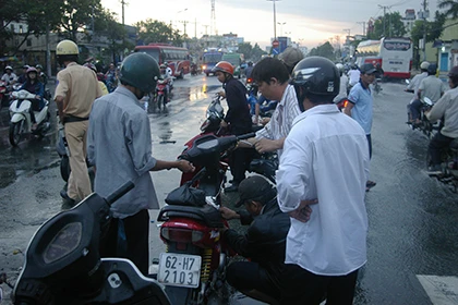 Mưa lớn cuối mùa đường TP.HCM lại thành sông ảnh 4 Mưa lớn cuối mùa đường TP.HCM lại thành sông ảnh 4