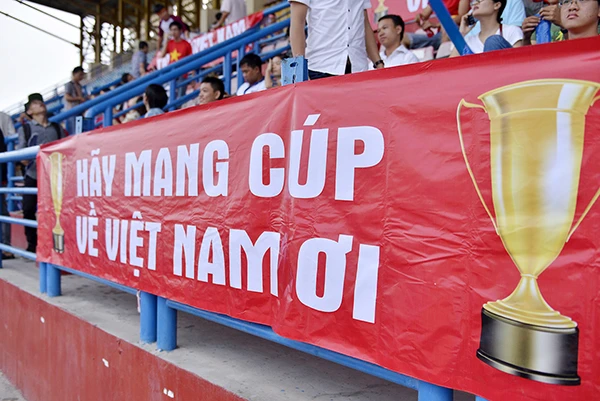 Chùm ảnh: 'Sắc đỏ' tràn ngập khắp SVĐ cổ vũ tuyển Việt Nam ảnh 5