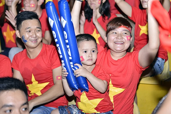 Chùm ảnh: 'Sắc đỏ' tràn ngập khắp SVĐ cổ vũ tuyển Việt Nam ảnh 8