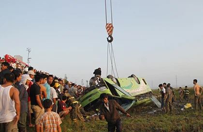 Tạm giữ tài xế điều khiển xe khách lật xuống ruộng làm 1 người chết, 20 người bị thương ảnh 2