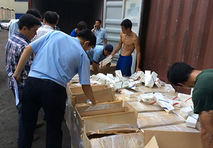 Bắt hơn 100 nghìn bao thuốc lá lậu trong container ảnh 1