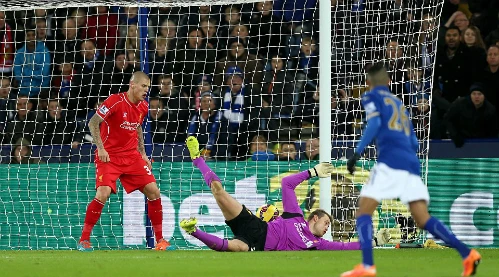 Bóng bật cột chạm lưng Mignolet rồi bay vào lưới. Ảnh:ES. 23ACC42500000578-0-image-35-14-4256-5139