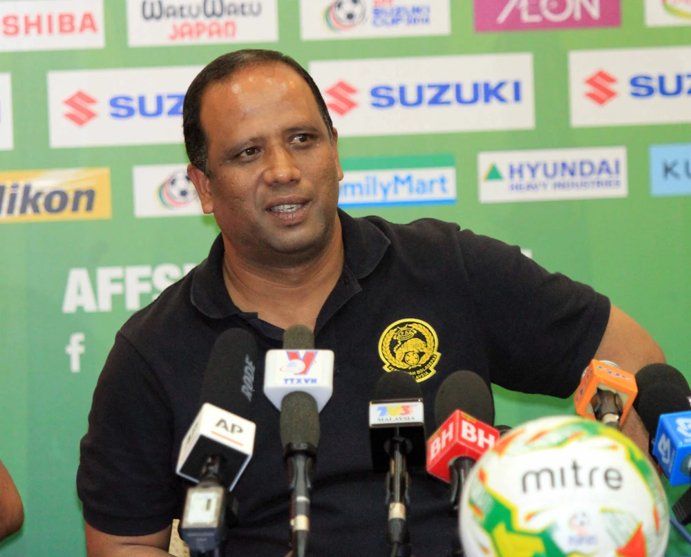 Bên lề trận Việt Nam - Malaysia: Hai HLV nắn gân nhau, CĐV rồng rắn xếp hàng mua vé ảnh 14