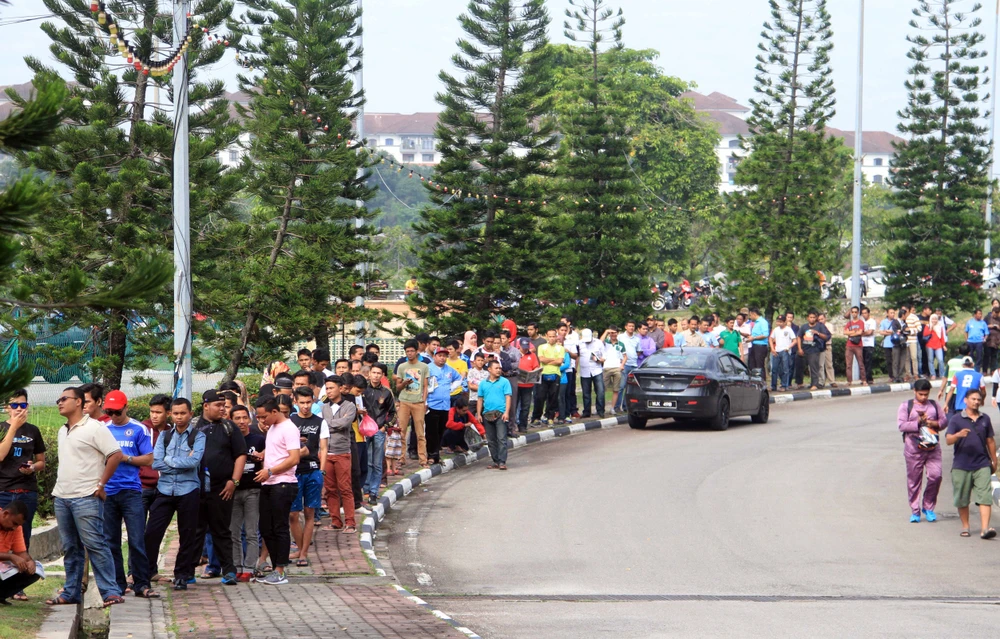 Bên lề trận Việt Nam - Malaysia: Hai HLV nắn gân nhau, CĐV rồng rắn xếp hàng mua vé ảnh 2